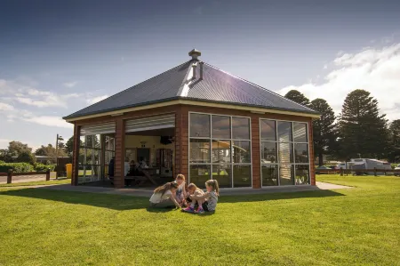 Surfside Holiday Park Warrnambool Отели в г. Уоррнамбул