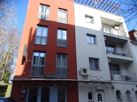 Hotel Rose City Отели рядом с достопримечательностью «Церковь Святого Матьяша»