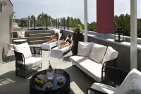 Q Hotel