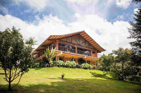 Autenthico Sajonia Hotel Aeropuerto Отели рядом с достопримечательностью «Mirador al Aeropuerto de Medellin MDE»