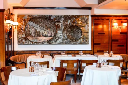 The Sherry Netherland Отели рядом с достопримечательностью «Langston Hughes House»