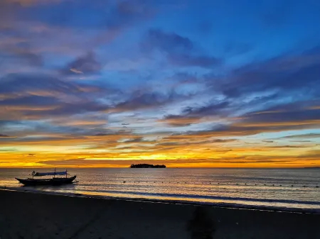 Istana Baylon Resort Отели рядом с достопримечательностью «Остров Потипот»