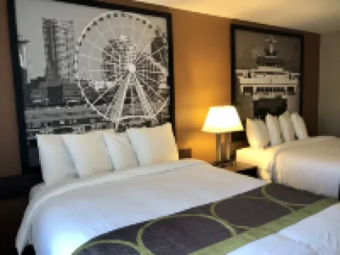 Super 8 by Wyndham Lynnwood Hotels in Lynnwood