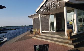 Attractive Farmhouse in Giethoorn with Garden