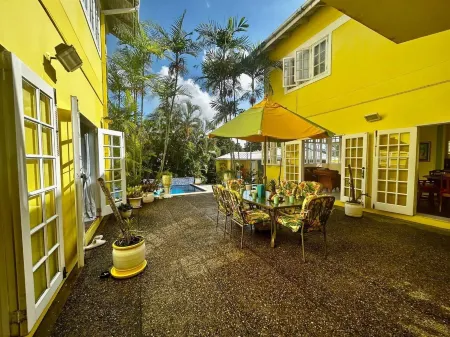 Luxury 5-Bed Villa in Tobago the Big Yellow House Отели в г. Тобаго
