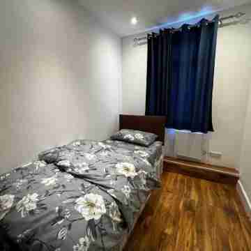 Lovely 6-bed House in Windsor Rooms