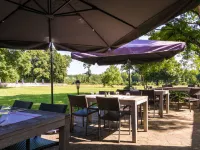 擁有泳池和餐廳等設施的中世紀城堡浪漫住宿