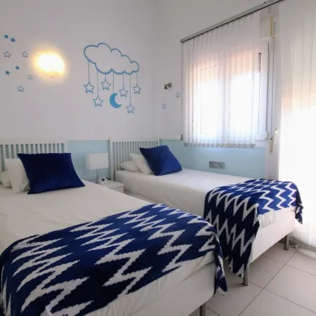 Tess Villa Andalusian Sun Отели рядом с достопримечательностью «Пляж Гуадальмар»