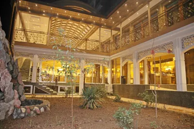 Hotel Atlas Hotel in zona Stele with the Emblem of Tajikistan