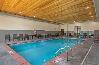 La Quinta Inn & Suites by Wyndham Coralville Iowa City - Pools