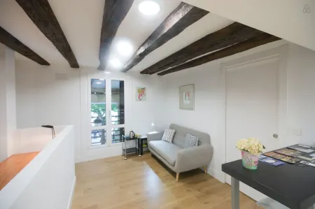 Luxury in Old Town Near Beach - by Www,SanSebastianApartments,es Отели рядом со станцией Bilbao Donostia-San Sebastián