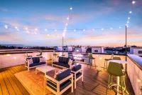 Luxury Stay With Rooftop Views in Prime Location