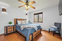 Stylish Renovated Home Open Layout, Coffee Bar + Near Hiking & Waterfalls