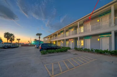 Minutes to the Beach w/ Pool, Sleeps 8 Two Condos: Costa Bahia Hotels in Port Aransas