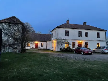 Tullesbo Sätesgård Отели в г. Шебу