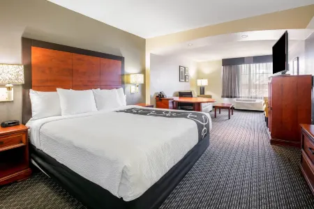 La Quinta Inn & Suites by Wyndham DFW Airport South / Irving Отели рядом со станцией Trinity Rail Express - CentrePort/DFW Airport Station