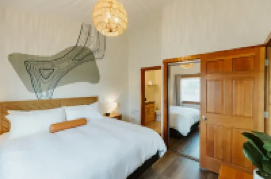 Stylish Suite with Full Kitchen and Scenic Access - Modern Haven