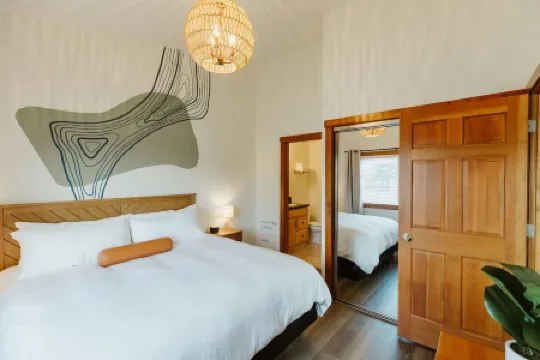 Stylish Suite with Full Kitchen and Scenic Access - Modern Haven