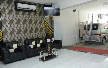 Hotel d'Holiday Makassar Отели рядом с достопримечательностью «Simpatik Aquarium»