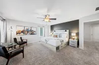 Hot Tub, Game Room and Mini Golf Fun - Gorgeous Family Haven 시마론 힐스 호텔