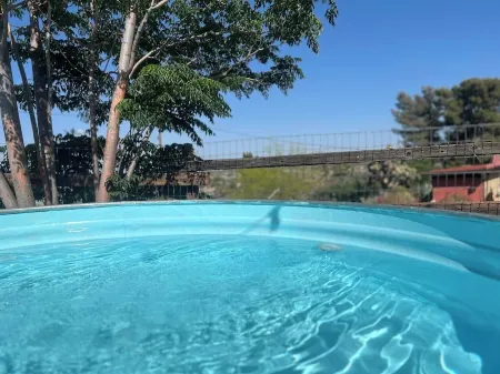 Atomic Arcade: Mid-Century Getaway with Games & Pool Отели рядом с достопримечательностью «Crazy Horse Ranch»