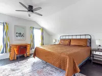 NEW! Marigold & Poppy - Group-Friendly Douglas Retreat - Central & Walkable Hotels in Douglas