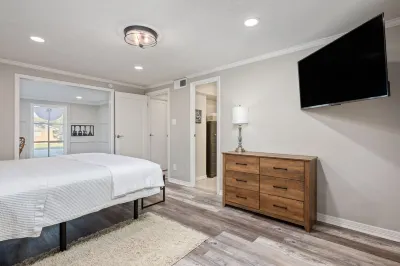 Beautiful Remodeled Home 4 minutes from Kyle Field! Hotels near Wolf Pen Creek Park