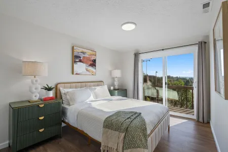 Professionally designed & furnished 4-bedroom house in Mt Vista, Ridgefield