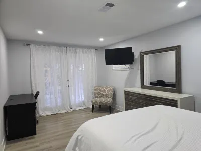 Charming 3-bedroom house with WiFi, fitness room in peaceful Metairie Hotels near Green Acres Country Club Inc