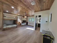 4-Bedroom Vacation Home Just 5 Minutes from Lake Texoma Hotel a 