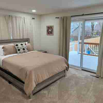 Family fun-house w/POOL & Game Room, 5 min from Airport and Rosement attractions Rooms