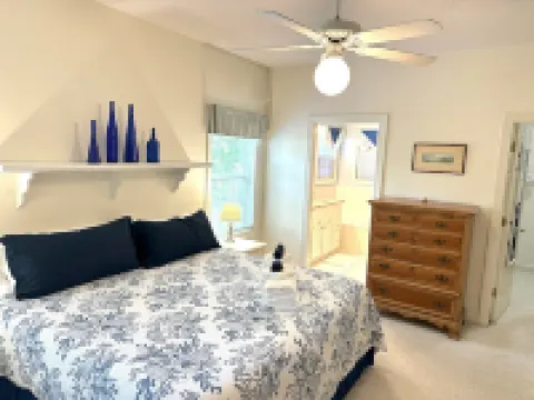 Crabby Nav's Retreat: 3-bedroom house in charming Pawleys Island with WiFi, AC