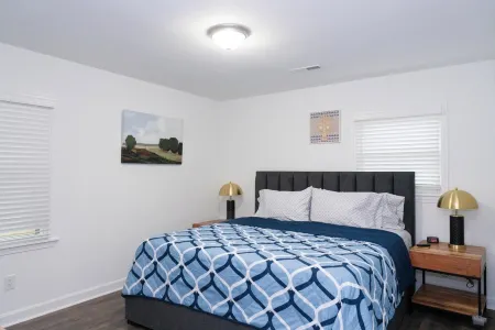 Charming 4bed/3bath with Pool Table -2King/3Queen Beds Отели рядом с достопримечательностью «Ханс Молл»