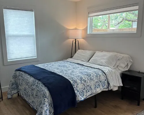 Charming 2-bedroom bungalow, near fabulous wineries, 25 mins from Marble Falls Hotels in Buchanan Dam
