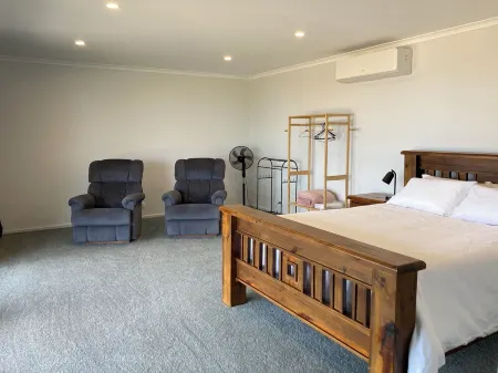 Beachfront Tickera Roundhouse - sea views inside and out - peaceful family home