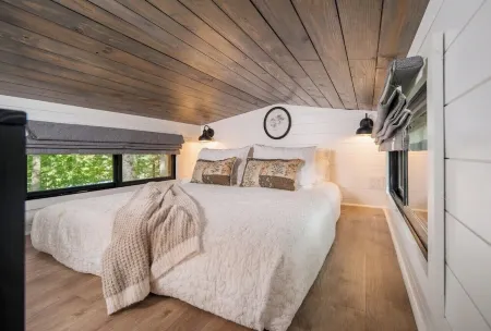 Luxury Tiny Home in Deep Gap with Hot Tub and Fireplace