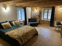 Charming apartment in renovated Jura farmhouse - nature setting. Hotels in Premanon