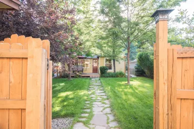 Cozy Victorian Cottage in the Heart of Old Town!