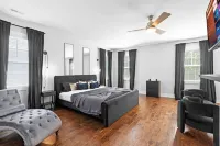 Luxurious, Sleeps 13, Pool Table & Game Room, Spacious, 5 mins to Uptown