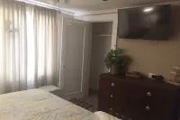 The Derby House ~ King Suite Near Downtown Hot Springs