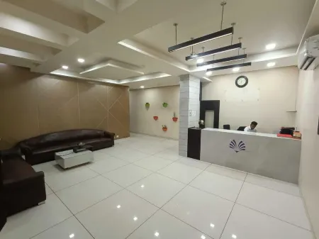 Hotel Grand Ambience Отели в г. Гандхидхам