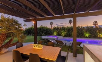 Calypso by AvantStay Entertainer’s Paradise Pool Hot Tub Putting Green