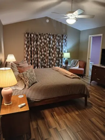 Beautifully Renovated k2B/2B  home The Villages Florida w/gas golf cart included