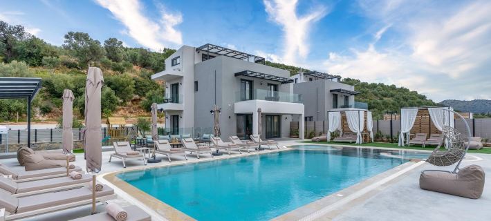 Luxurious Villa Micha Mare - 14 Bedrooms Hotels in Geropotamos
