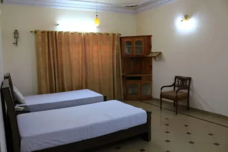 Libra Guest House Отели рядом с достопримечательностью «Университет Инжиниринг & Текнолоджи Абботтабад Кампус»