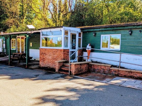 Glamping Hut - Sleeps up to 4 Hot Tub & Parking