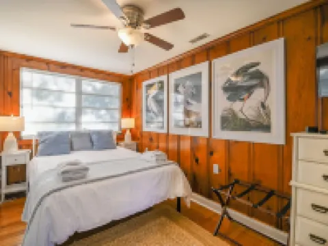Peaceful 3Br, Private Pool & Marsh Views Minutes from Charleston & Beaches Hotels in Berkeley County
