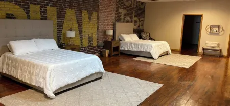 Big Loft in the Heart of Old Town Отели рядом с достопримечательностью «The Keeper of the Plains»