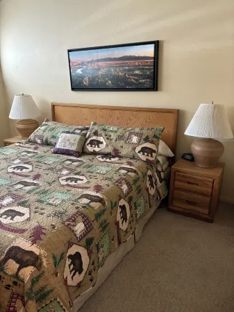 Charming 2-bedroom condo in delightful Mammoth Lakes with fitness room, WiFi
