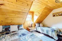 Cozy Cabin-WiFi, Game Room, Mountain Views, Hot Tub Fully Stocked, Pet Friendly!